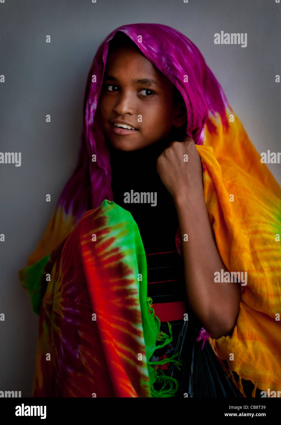 Bella ragazza che indossa velo colorato in Lamu, Kenya Foto Stock