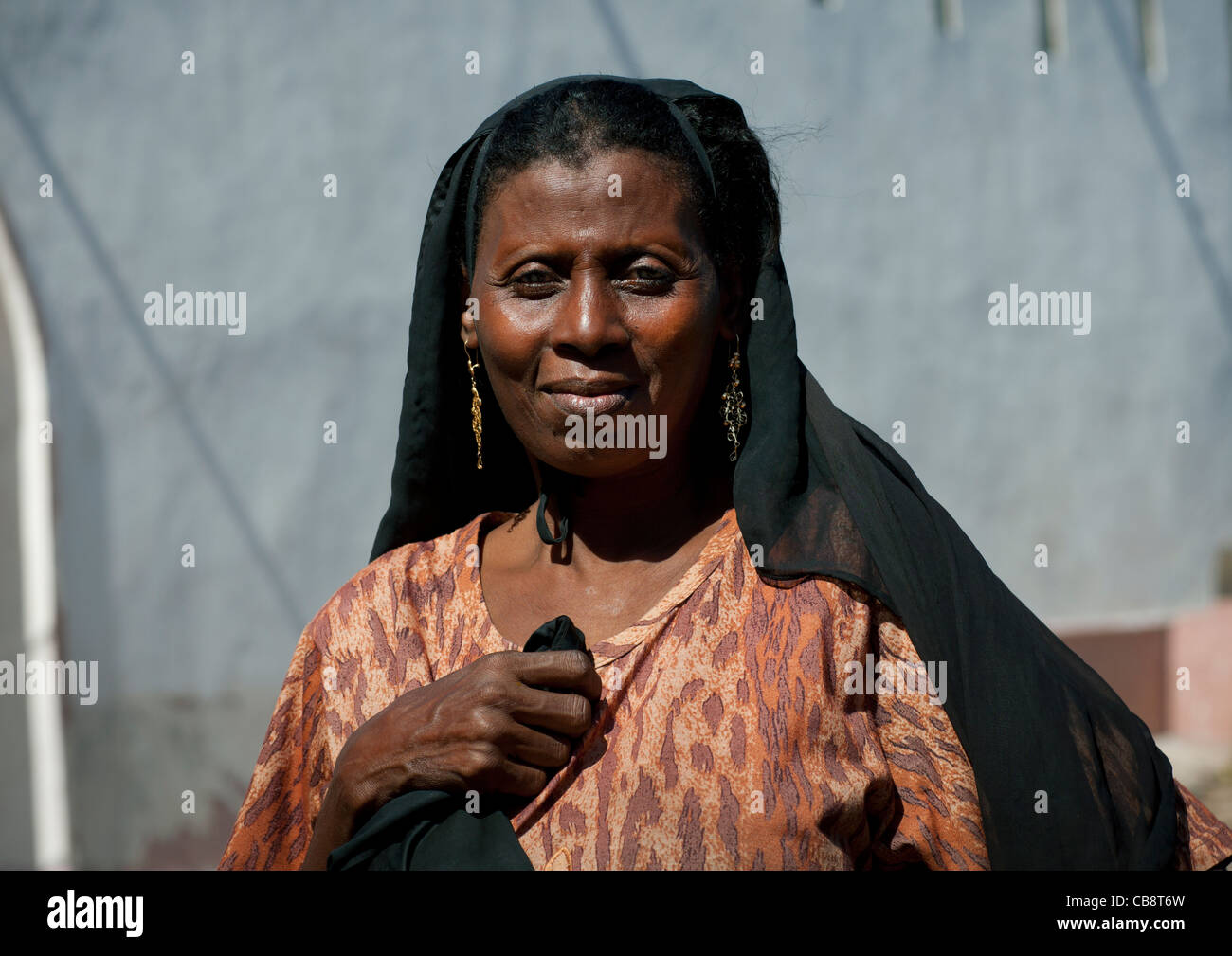 Donna adulta ritratto con velo nero, Lamu Kenya Foto Stock