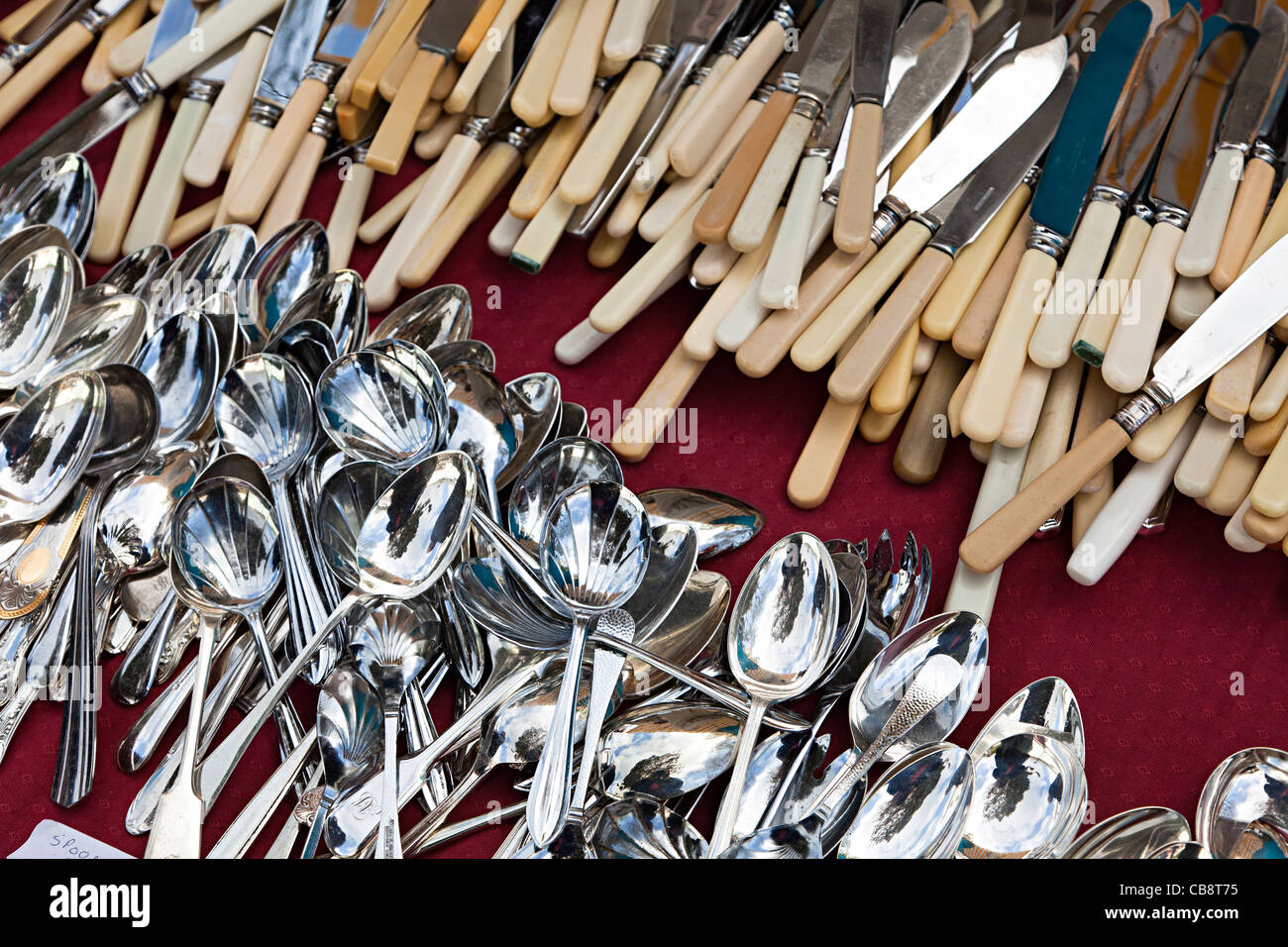 Di seconda mano osso gestite posate in vendita al mercato in stallo Wales UK Foto Stock