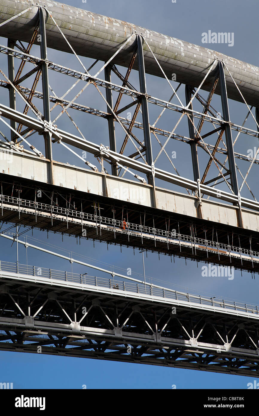 Un close-up di una delle campate della Royal Albert Bridge a Saltash. Le persone danno un senso di grande dimensione. Foto Stock