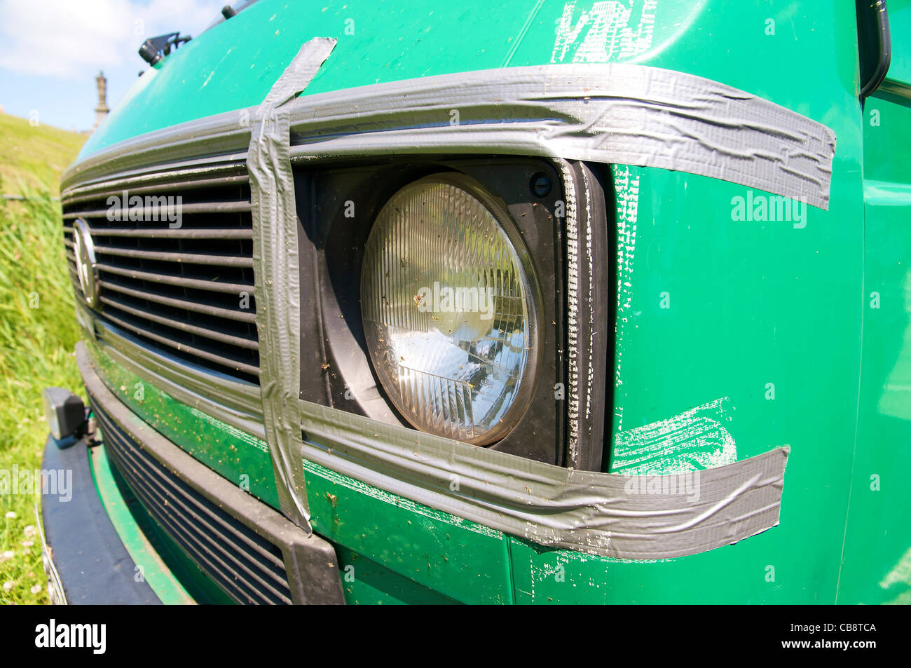 Il vecchio autobus di Volkswagen tenuti insieme dal nastro. Foto Stock