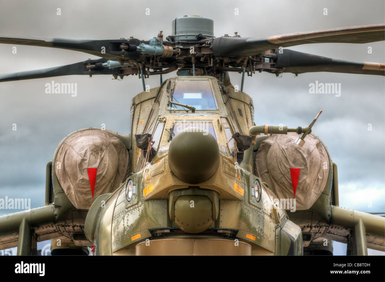 Dettagli del russo elicottero militare sul terreno con sky in background Foto Stock