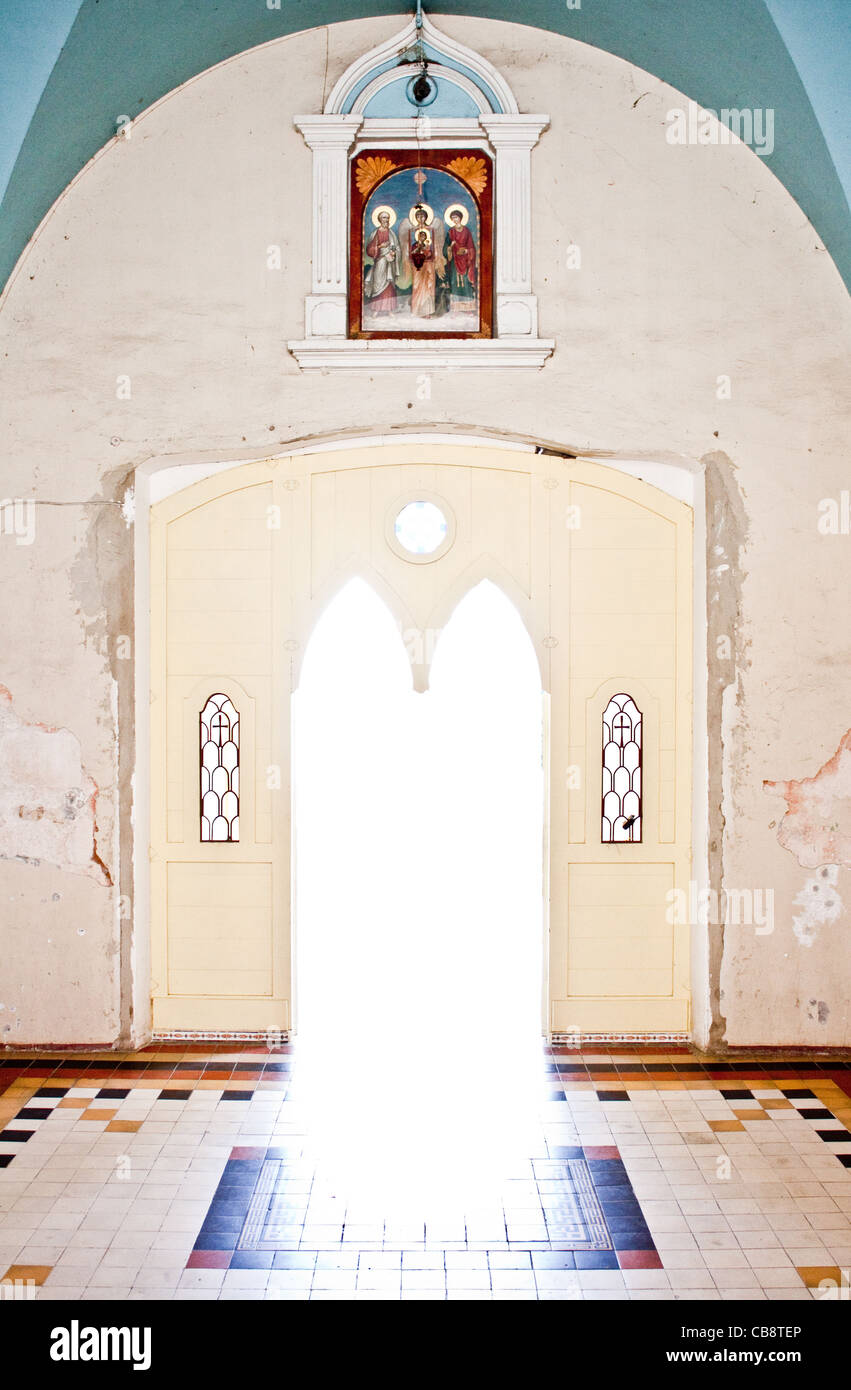 Luce celeste uscendo dalla chiesa porta di ingresso Foto Stock