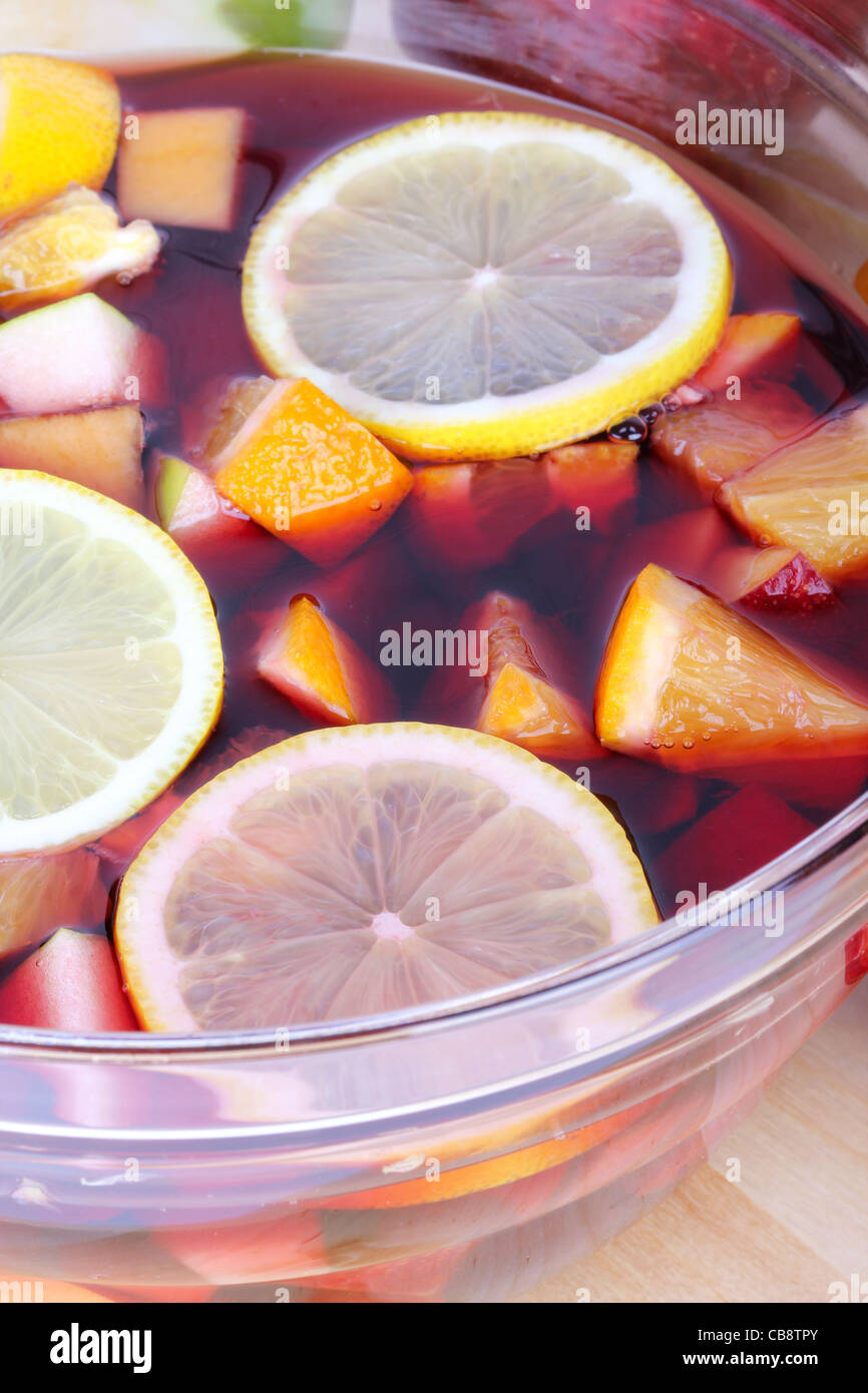 La sangria fresca nella ciotola di vetro, primo piano Foto Stock