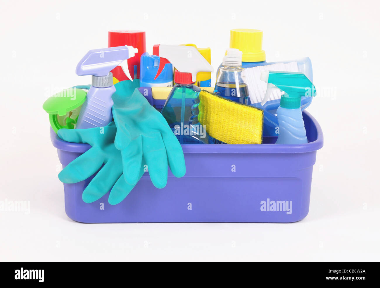 I prodotti di pulizia per la casa in un contenitore in plastica Foto Stock