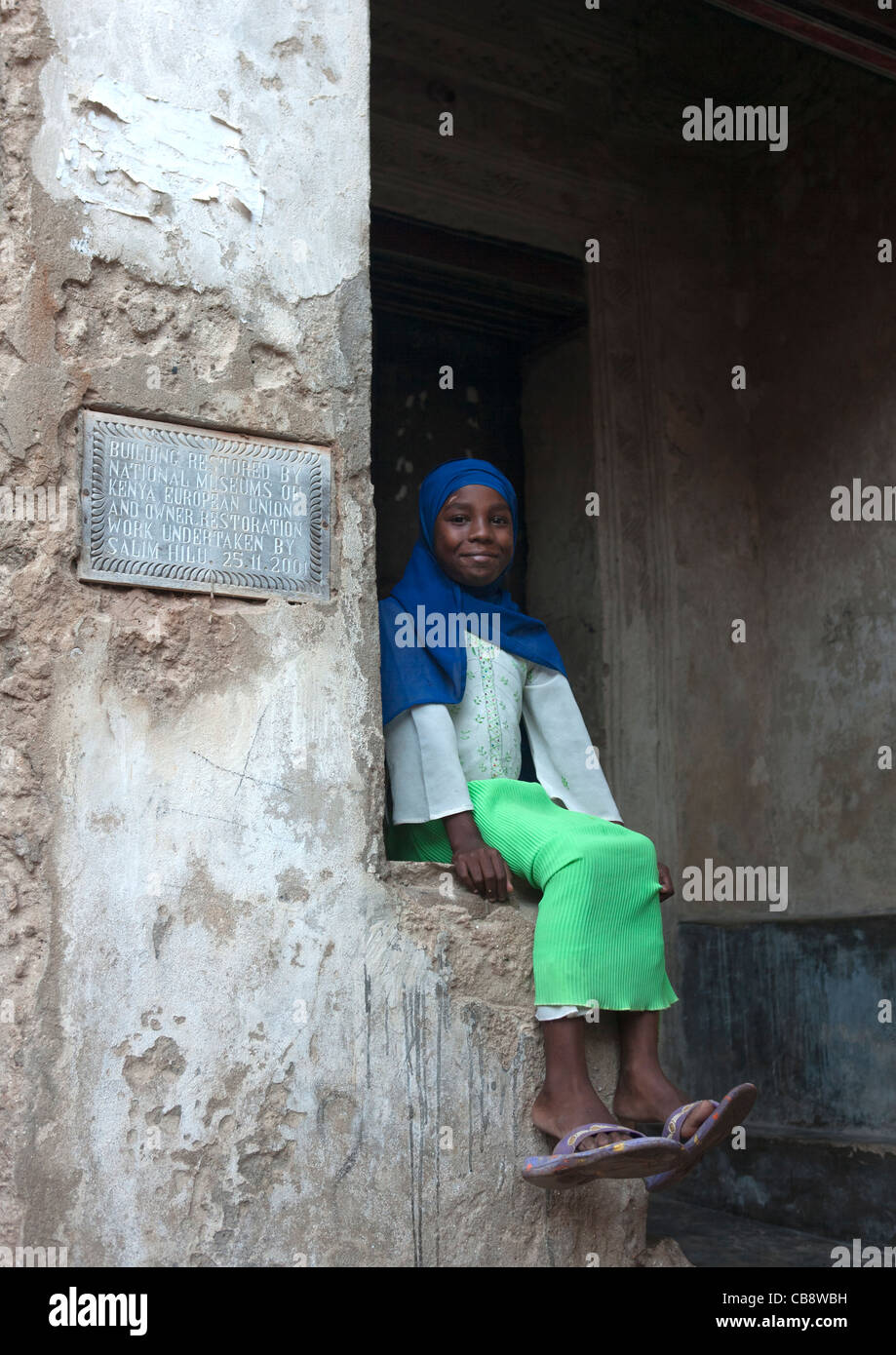 Ragazza seduta in strada di indossare il velo ed Lamu, Kenya Foto Stock