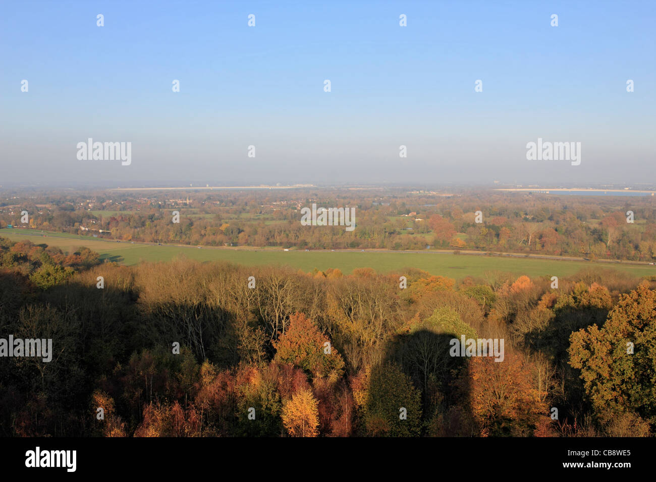 Vista in direzione di Windsor da Air Forces Memorial a Runnymede vicino a Egham Surrey in Inghilterra REGNO UNITO Foto Stock