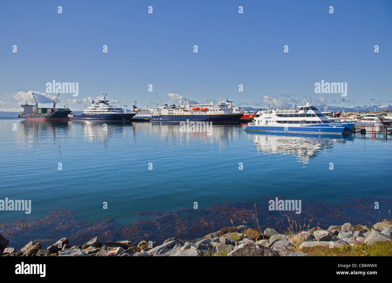 Le navi nel porto commerciale di Ushuaia, Tierra del Fuego, Argentina Foto Stock