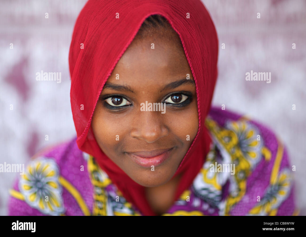 Ritratto di luce splendida pelle marrone ragazza adolescente guardando la telecamera, in Lamu, Kenya Foto Stock