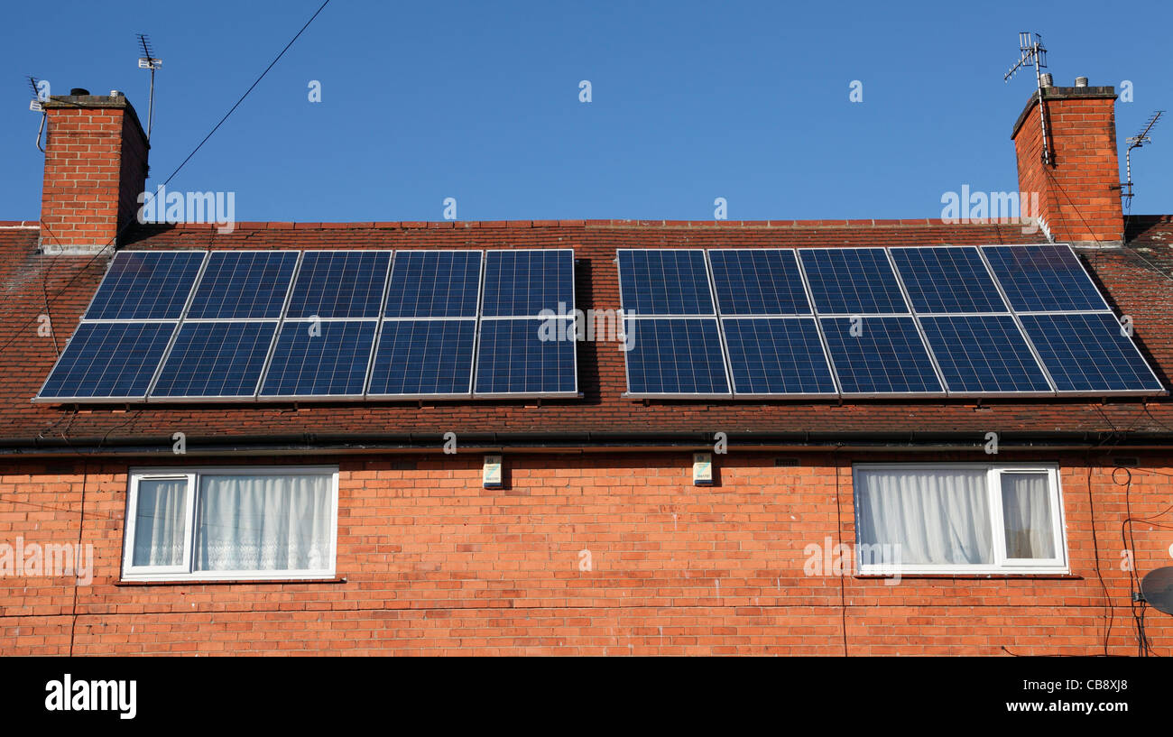 Pannelli solari su un case in Nottingham, Inghilterra, Regno Unito Foto Stock