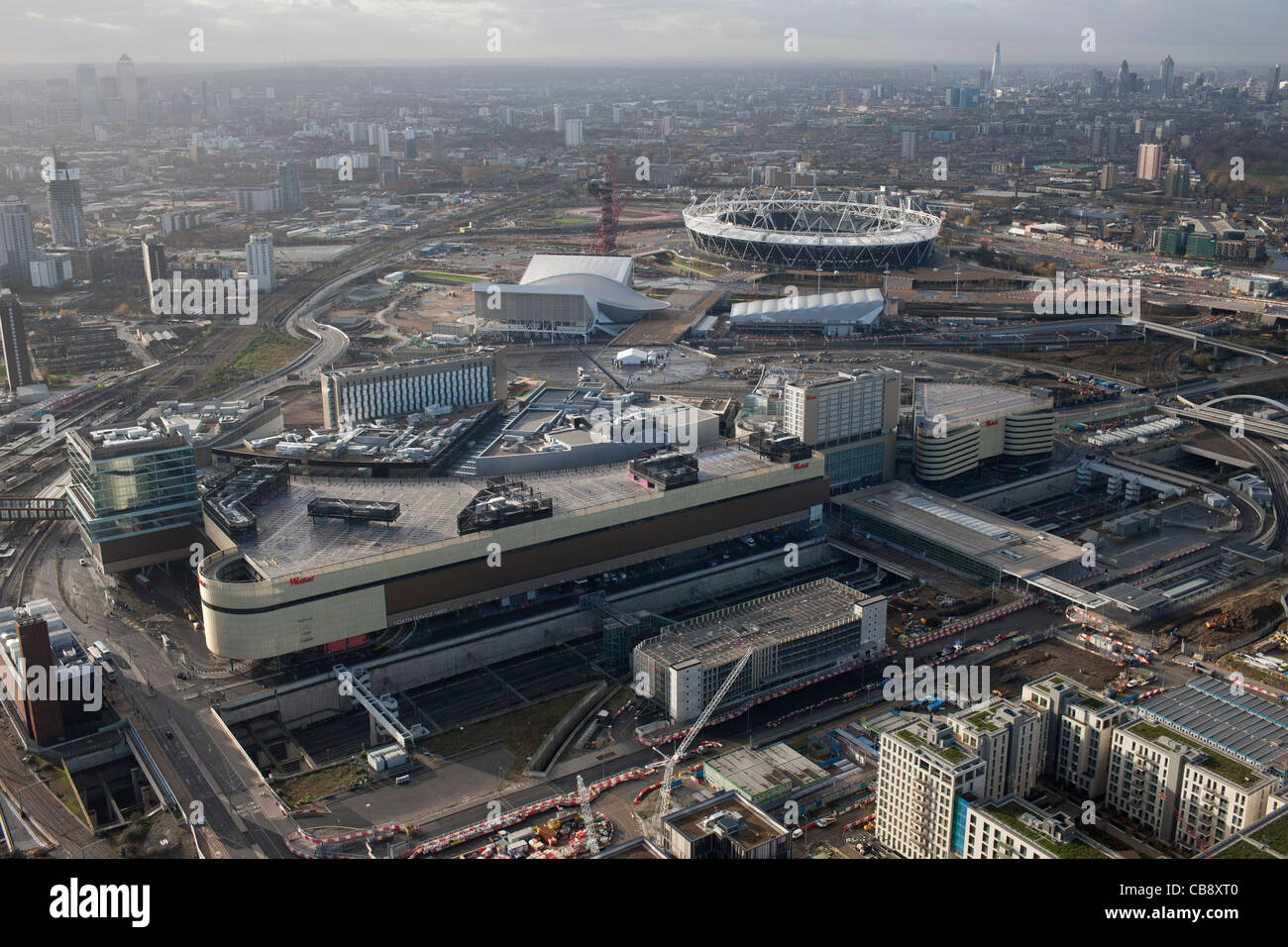 Il centro commerciale Westfield Stratford East London con sito olimpico e stadio per il 2012 giochi olimpici in background vista aerea Foto Stock