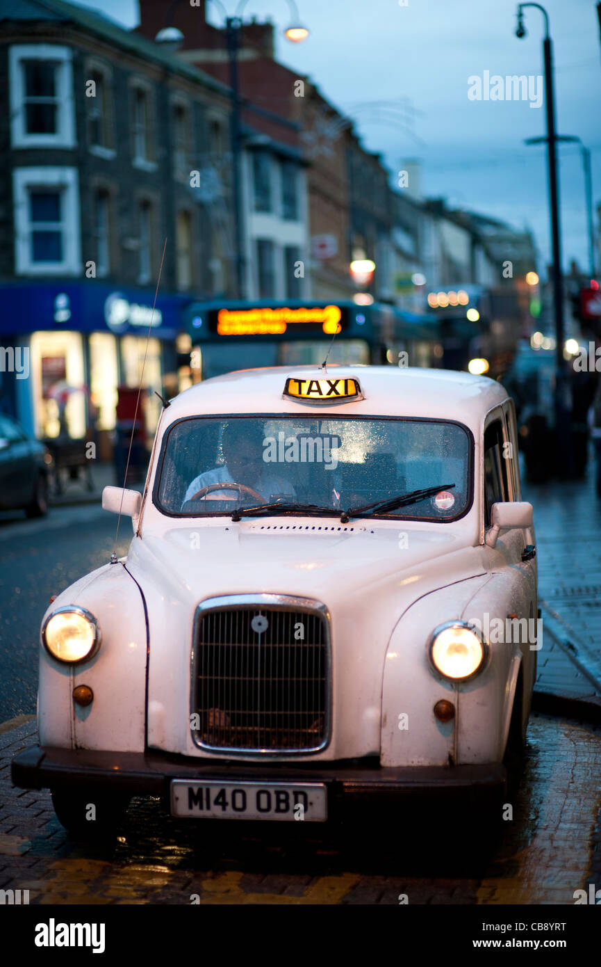 Un bianco Londra taxi, REGNO UNITO Foto Stock