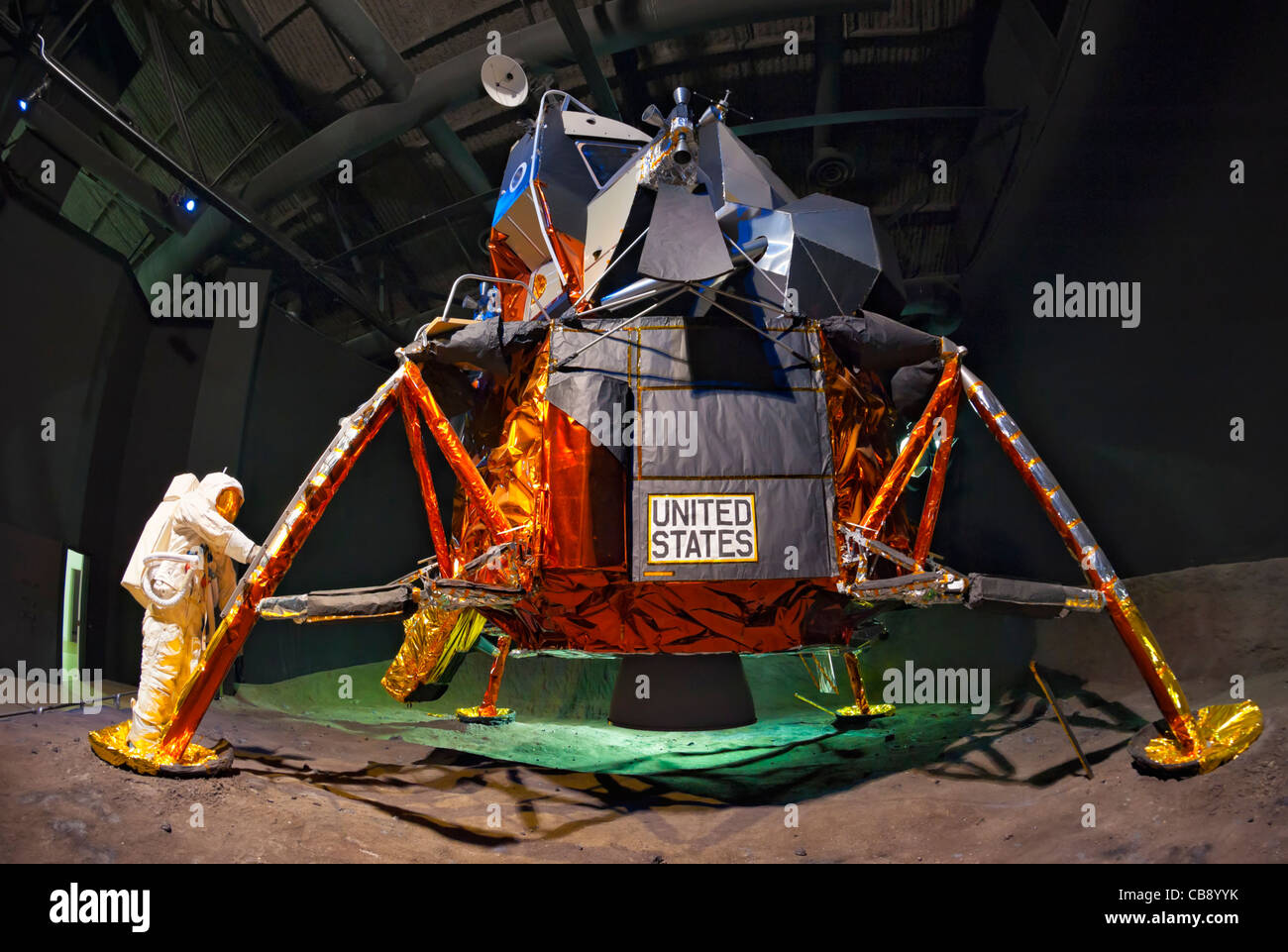 Il modulo lunare LM-13 (Apollo 18 missione), astronauta della NASA spacesuit, culla del Museo dell'aviazione presentano, New York, USA, 2011-12-02 Foto Stock