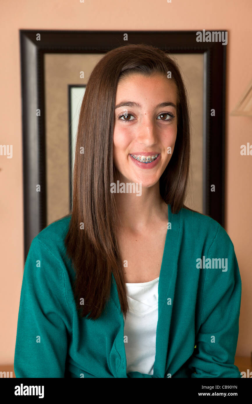 Ritratto di ispanico/Caucasian teen ragazza sorridente con rinforzi su i suoi denti signor © Myrleen Pearson Foto Stock