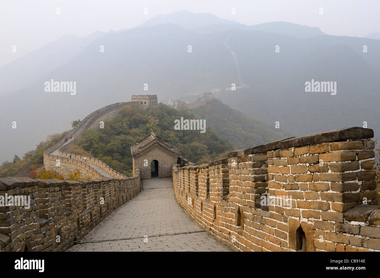 Vista tramonto a ovest dalla torre 14 sulla Grande Muraglia a Mutianyu della Cina a nord di Pechino repubblica popolare cinese Foto Stock