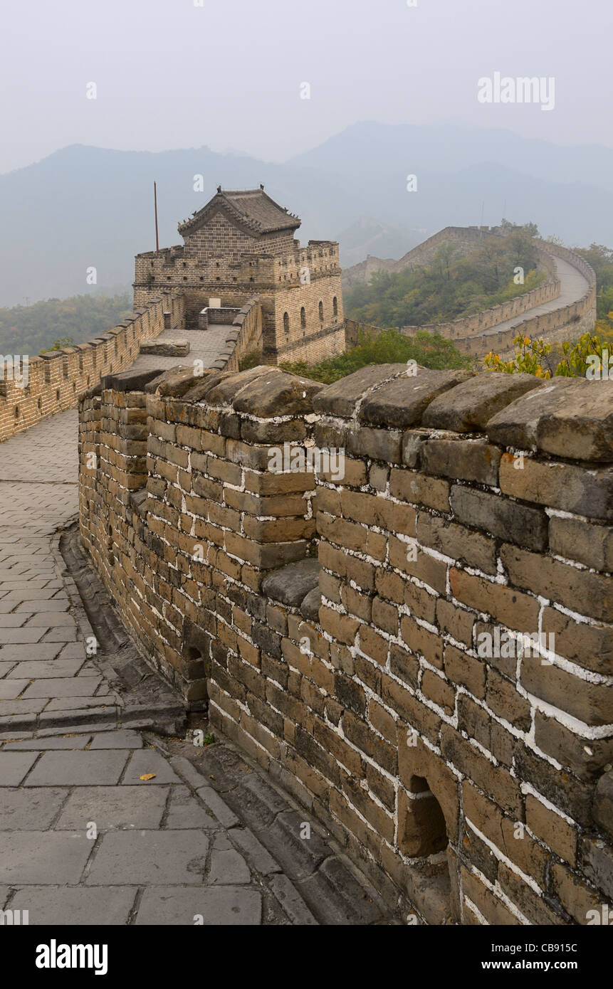 Vista della torre 12 e ad est sulla Grande Muraglia a Mutianyu della Cina a nord di Pechino nebuloso repubblica popolare cinese Foto Stock