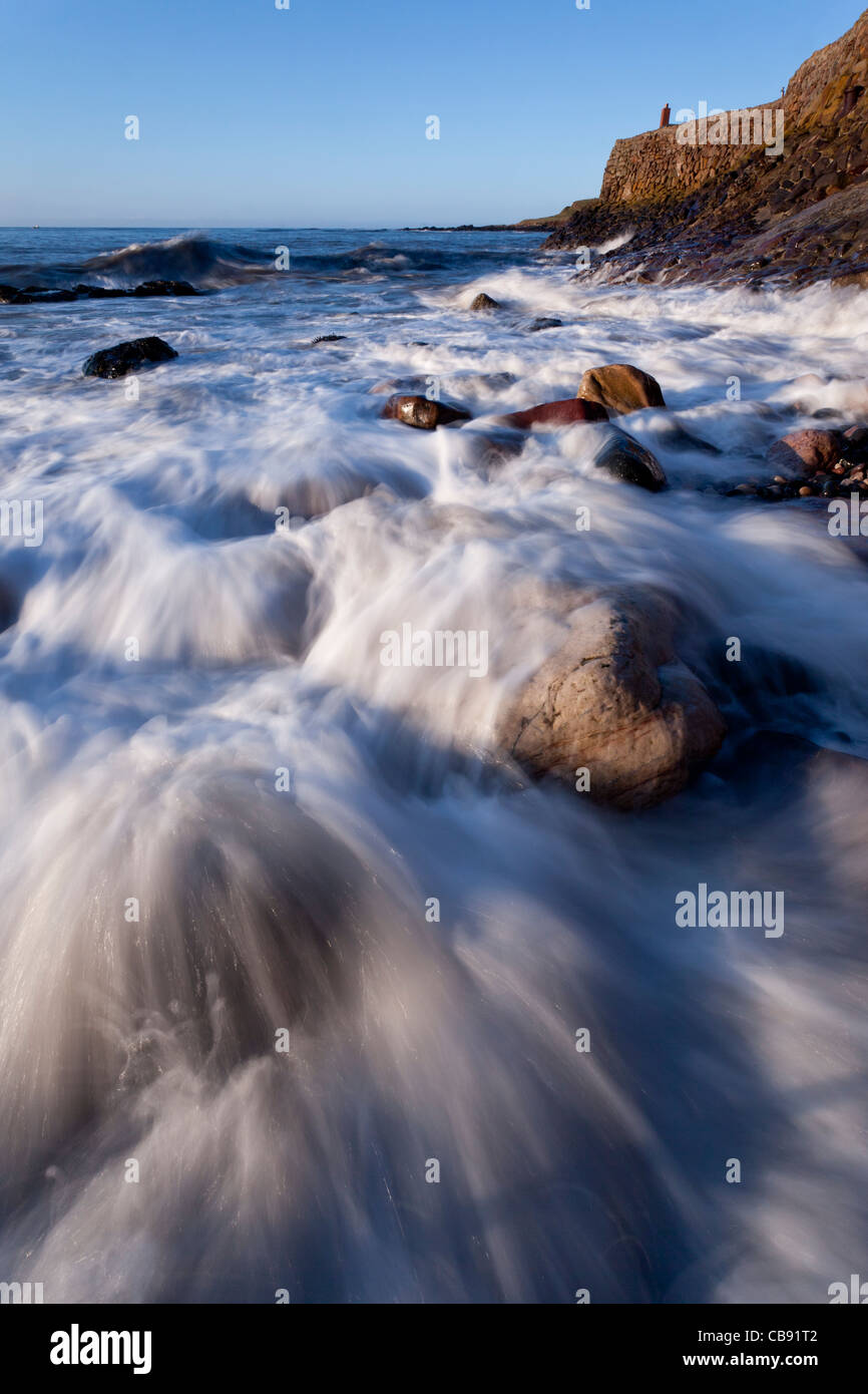 Onde che si infrangono sulla spiaggia rocciosa, Crail, East Neuk di Fife, Scozia Foto Stock