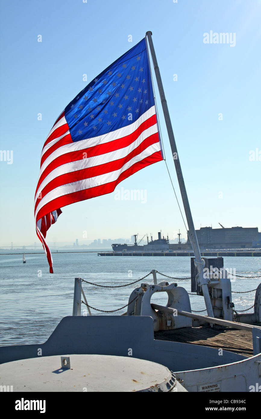 Bandiera degli Stati Uniti vola sul fiocco di U.S. Navy corazzata Museo della Portaerei U.S.S. Iowa Foto Stock