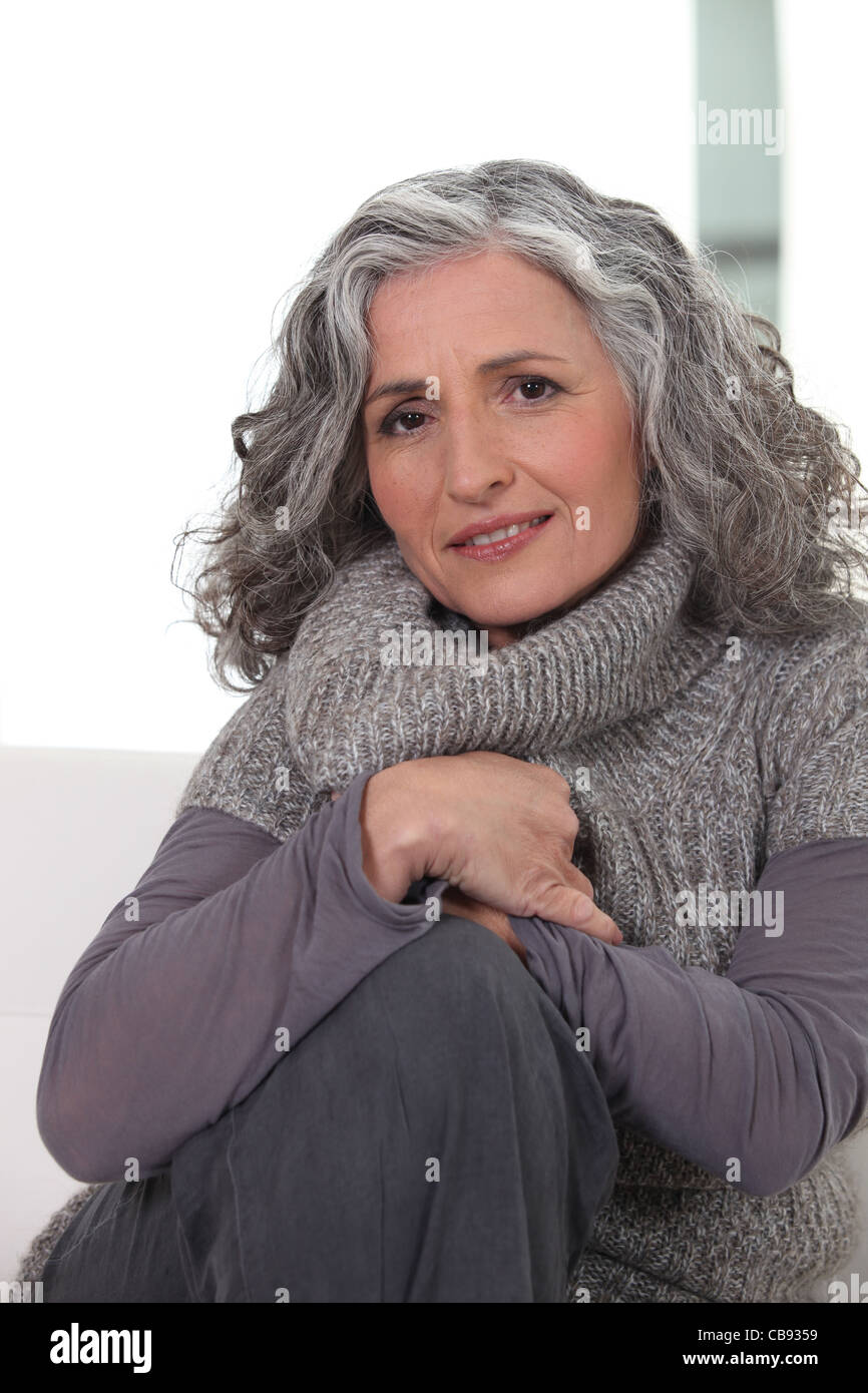 Ritratto di una donna che indossa abiti di colore grigio Foto Stock