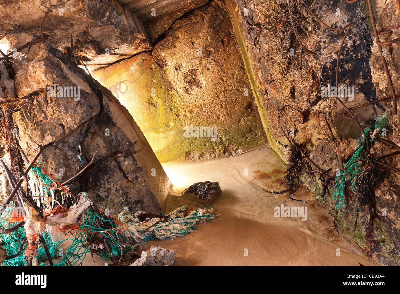 Guasti strutturali nel bunker di rusty architravi impregnato di calcestruzzo macchie di ruggine cancro, il crollo del tetto e pareti Foto Stock