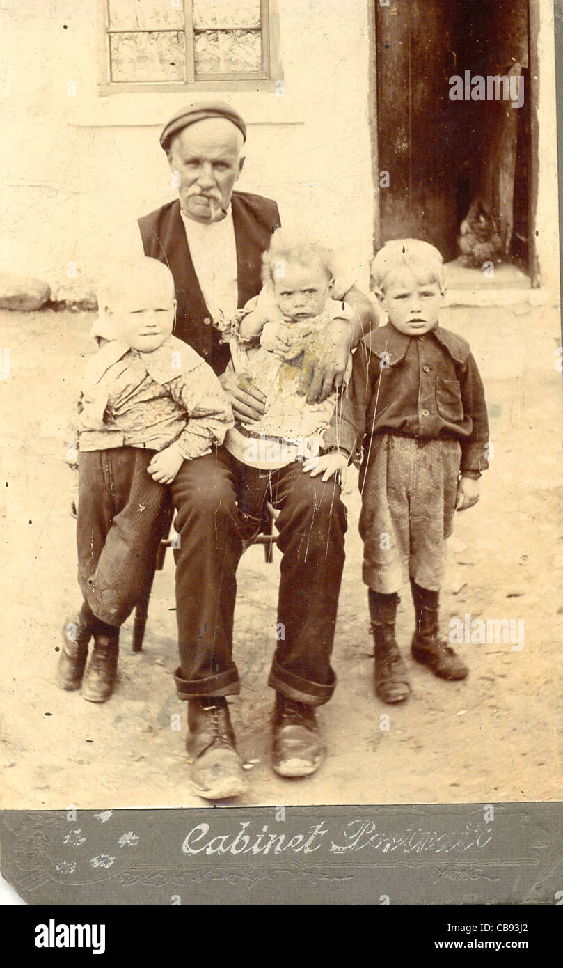 Armadio fotografia del nonno con tre figli Foto Stock