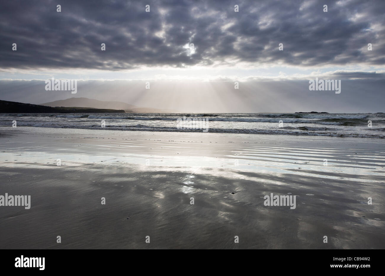 Tramonto sulla spiaggia Lettergesh, nella contea di Galway Irlanda Foto Stock