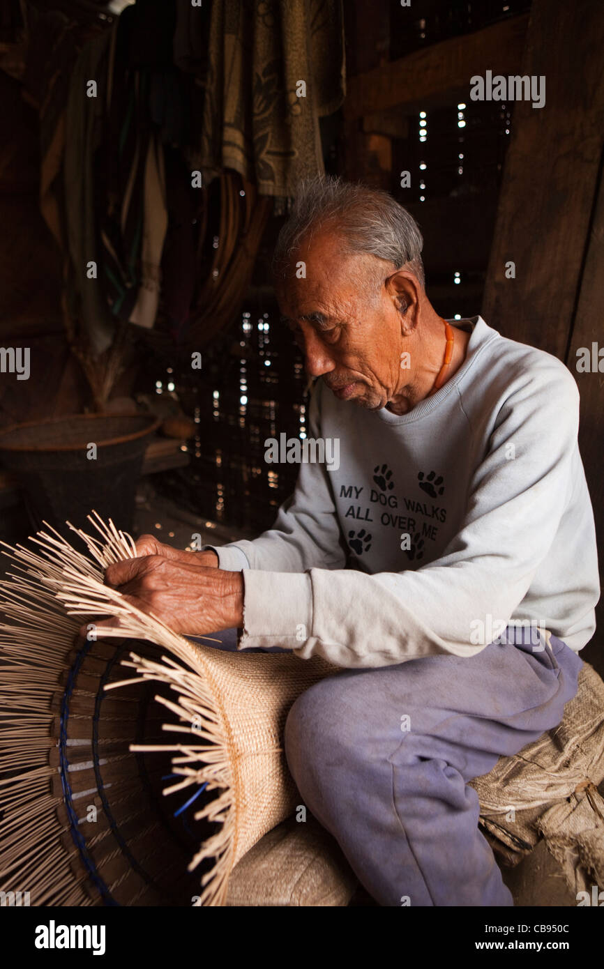 India, Nagaland, Khonoma Village, artigianato, uomo vecchio cestello di tessitura Foto Stock