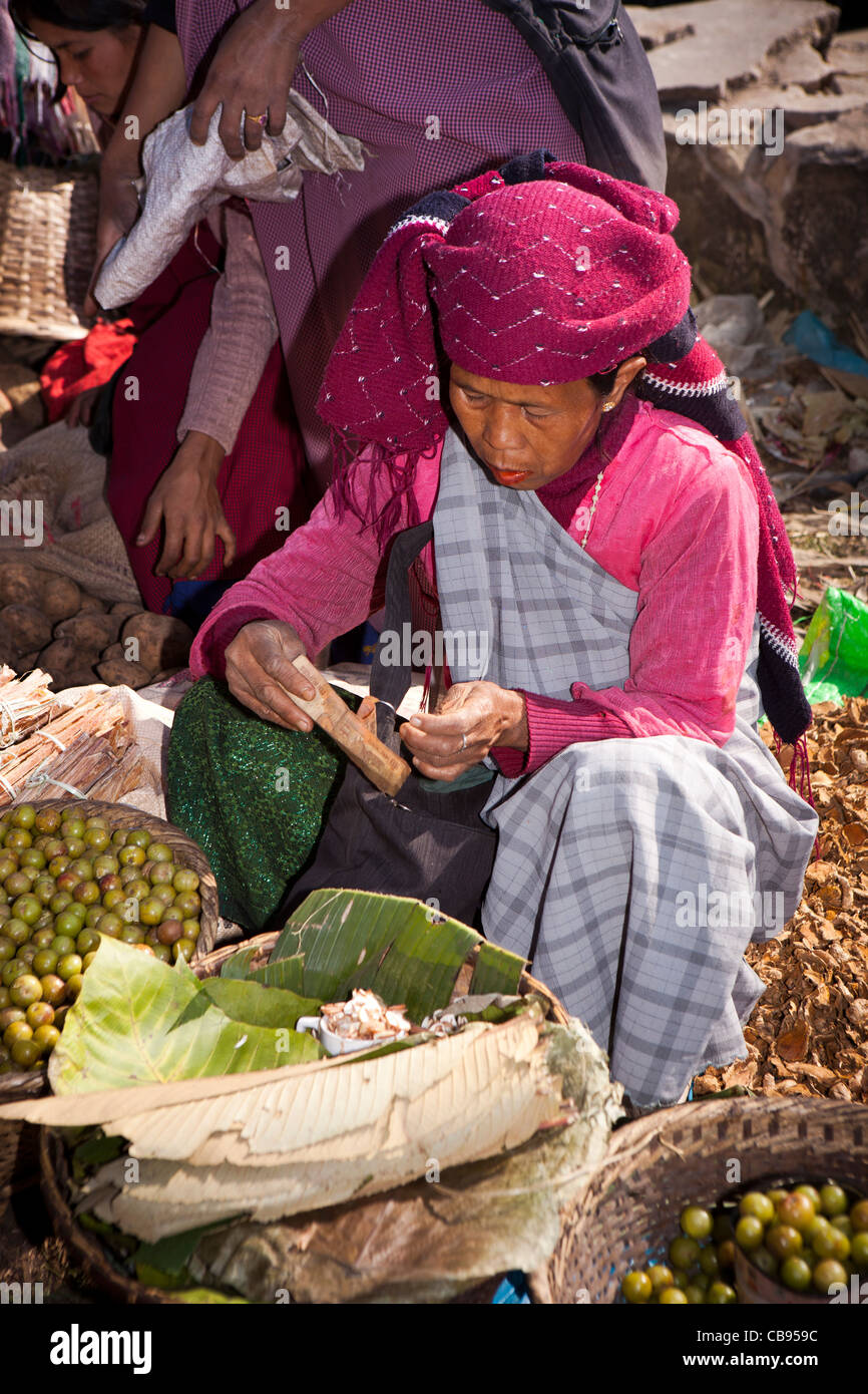 India, Meghalaya, Jaintia Hills, Shillong distretto, Ummulong Bazar, donna trader contando i suoi introiti in sun Foto Stock