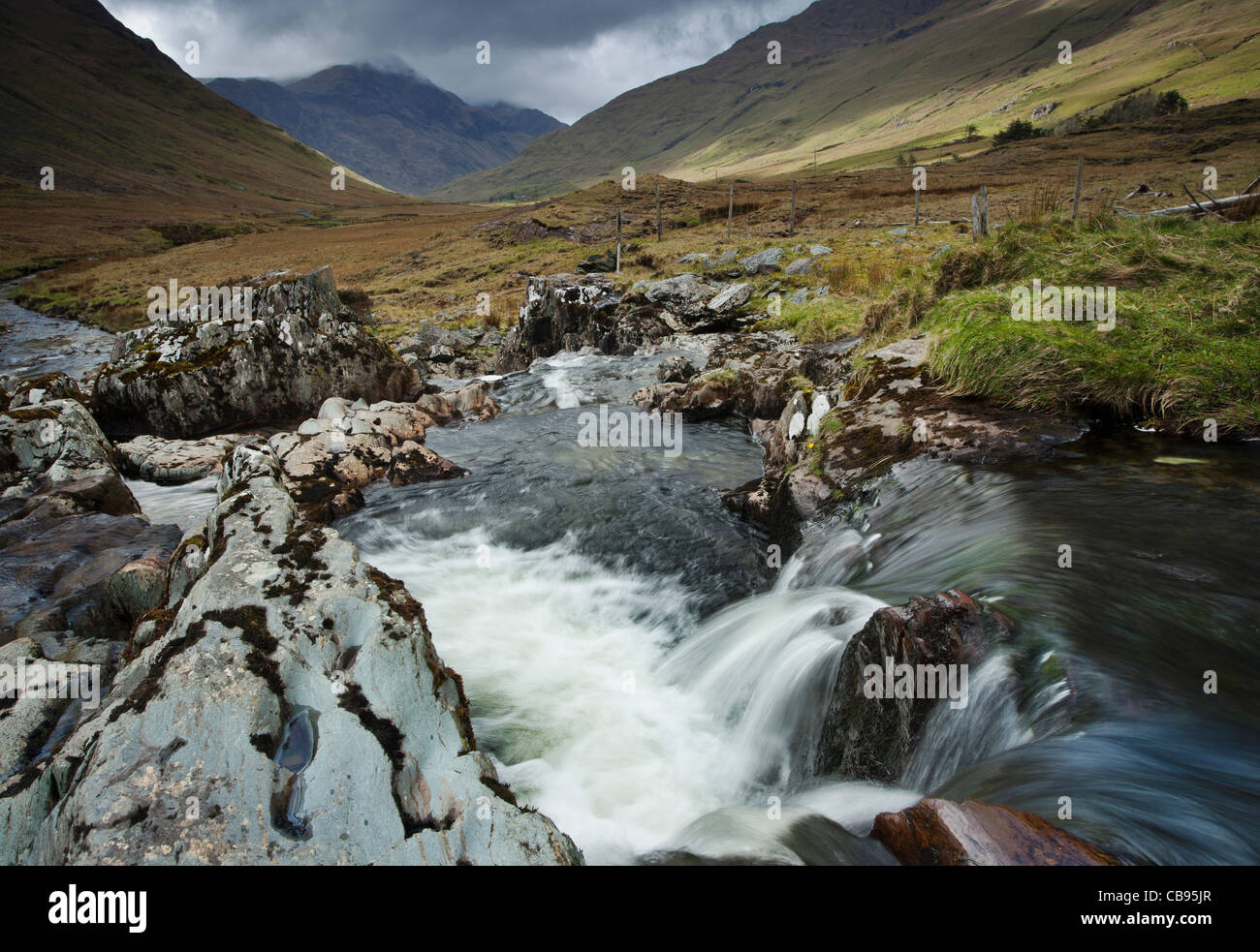 Paesaggi irlandesi, Glenummera river e la Sheffrey passano guardando indietro verso Glencullin County Mayo, Irlanda Foto Stock