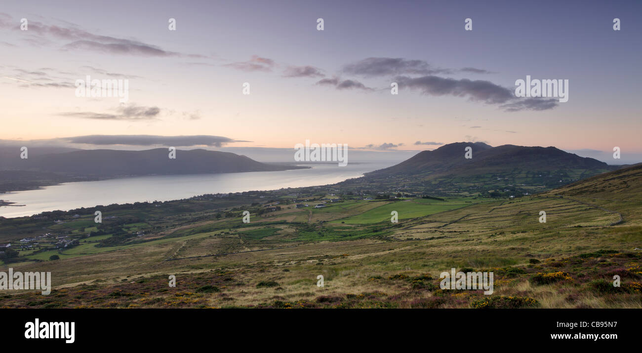 Alba sul Carlingford porto e le montagne Cooley, Counyu Louth, Irlanda Foto Stock