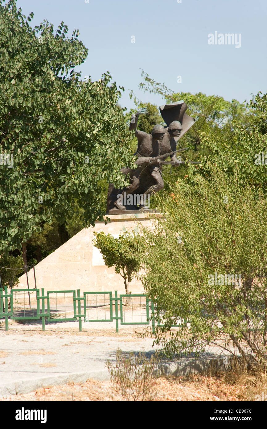 Statua del sergente Yahya all'ingresso Helles Memorial al di sopra V Beach,Gallipoli peninsula il 1915 campagna del primo wor Foto Stock