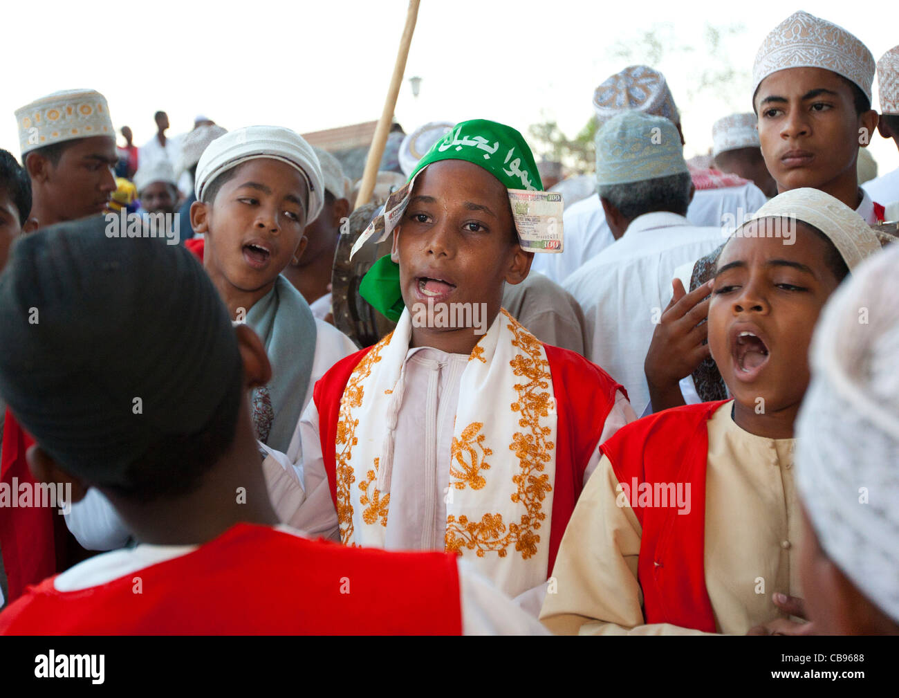 Lamu Kenya Africa swahili boys singing durante il festival maulidi Foto Stock