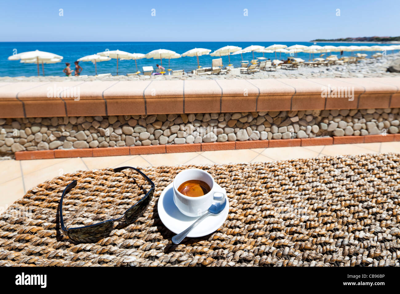 Caffè Espresso a la spiaggia con vista mare Foto Stock