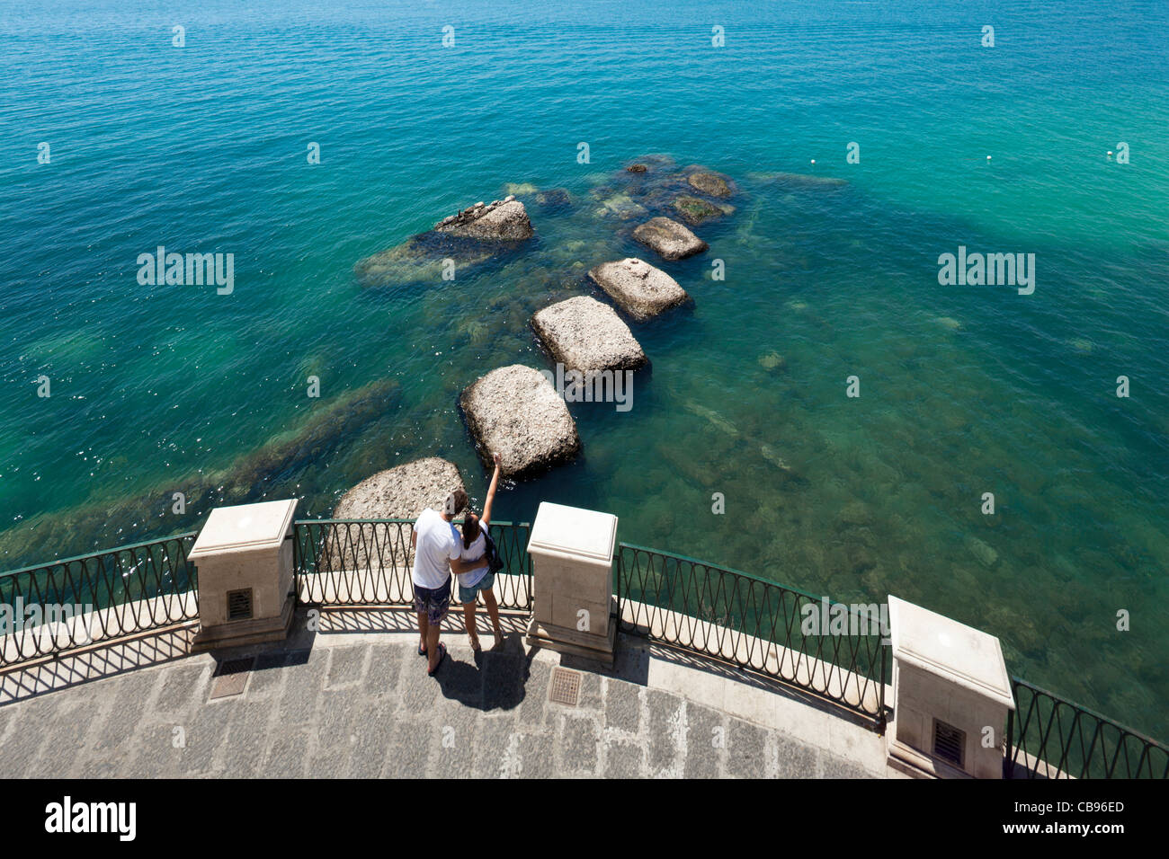 Un paio sul lungomare di Siracusa è tenuto un autoritratto Foto Stock