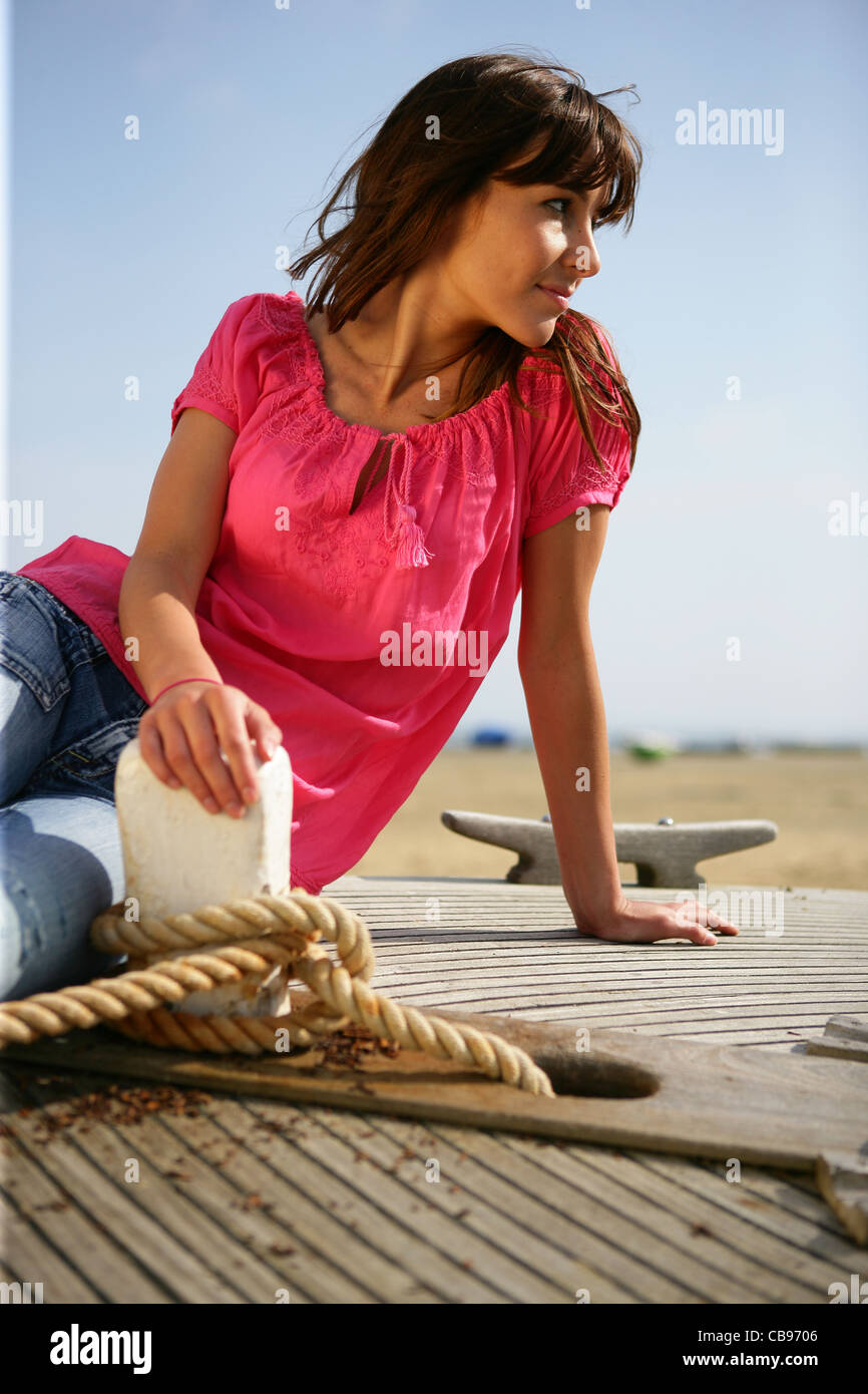 La donna si sedette sul battello Foto Stock