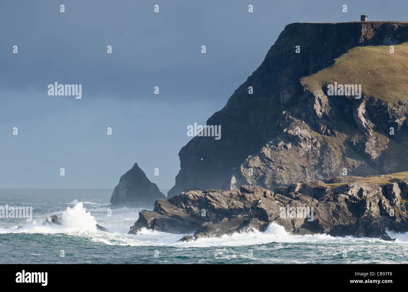 Onde che si infrangono sulle aspre County Donegal costa vicino a Glen Head County Donegal, Foto Stock