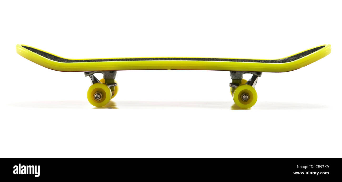 Skateboard giallo isolato su uno sfondo bianco Foto Stock