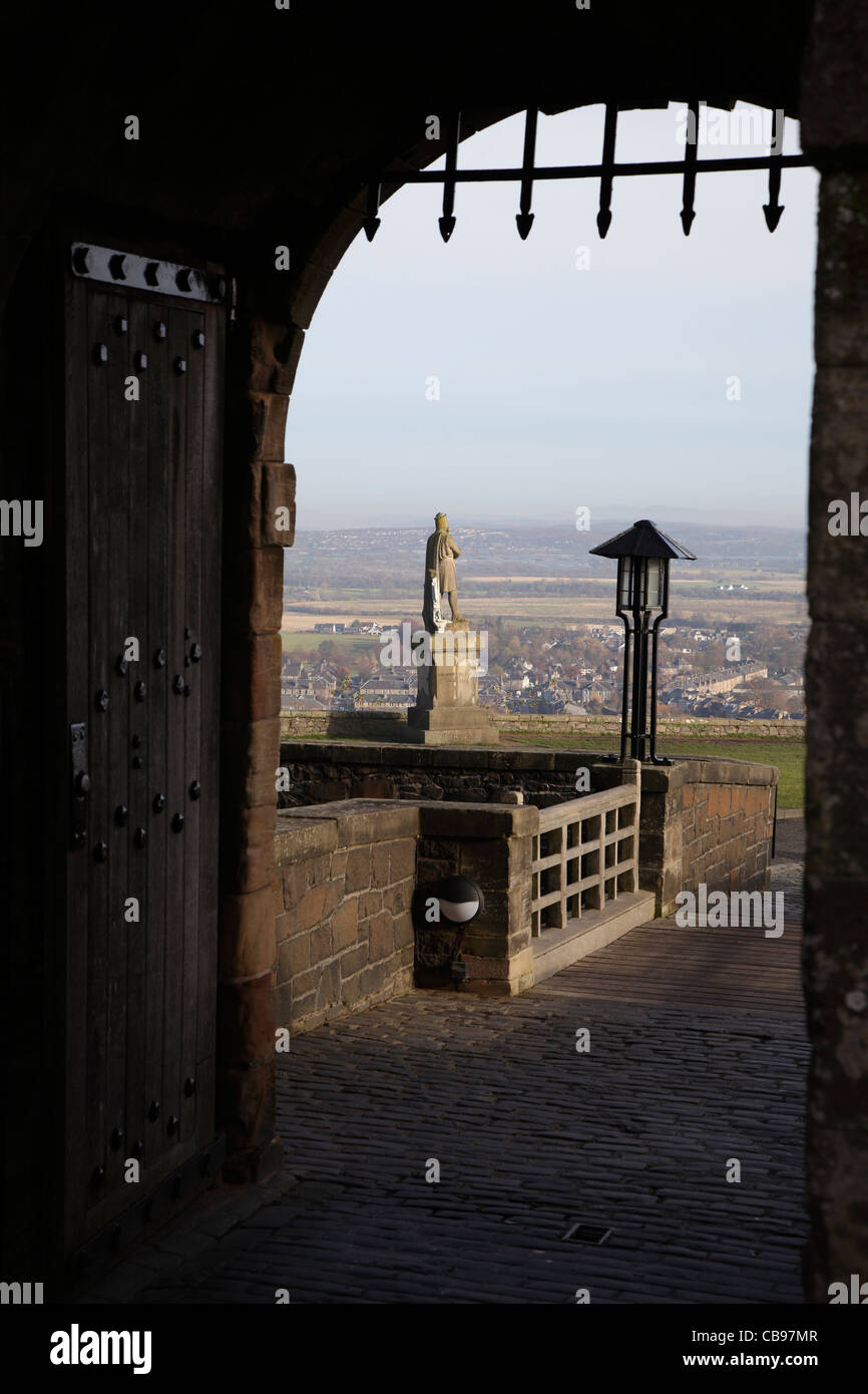Castello di Stirling cancello principale, vista verso la statua del re Robert Bruce sulla spianata, Scozia, Regno Unito Foto Stock