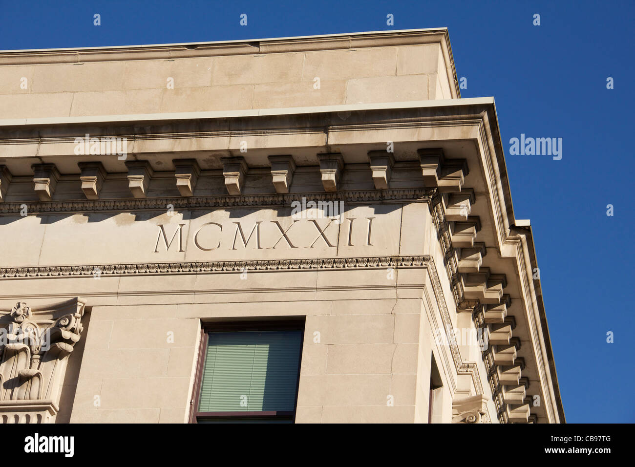 Edificio costruito nel 1922 con numeri romani MCMXXII impostato in pietra. Foto Stock