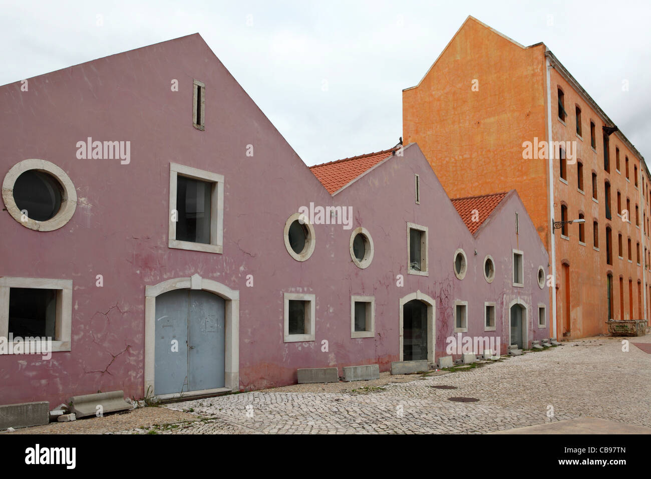 L'angolare e le variopinte facciate di edifici in fase di ristrutturazione in Belem, Lisbona, Portogallo. Foto Stock