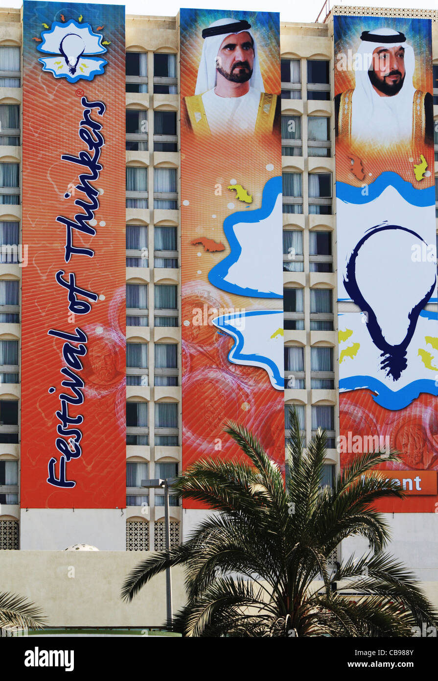Un hotel di Abu Dhabi, Emirati Arabi Uniti pubblicità il Festival di pensatori della conferenza mondiale sulla riforma dell'istruzione. Foto Stock