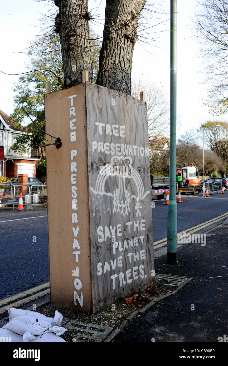 La conservazione della struttura a salvare il pianeta la protesta contro il taglio di alberi sul ciglio della strada a Brighton Regno Unito Foto Stock