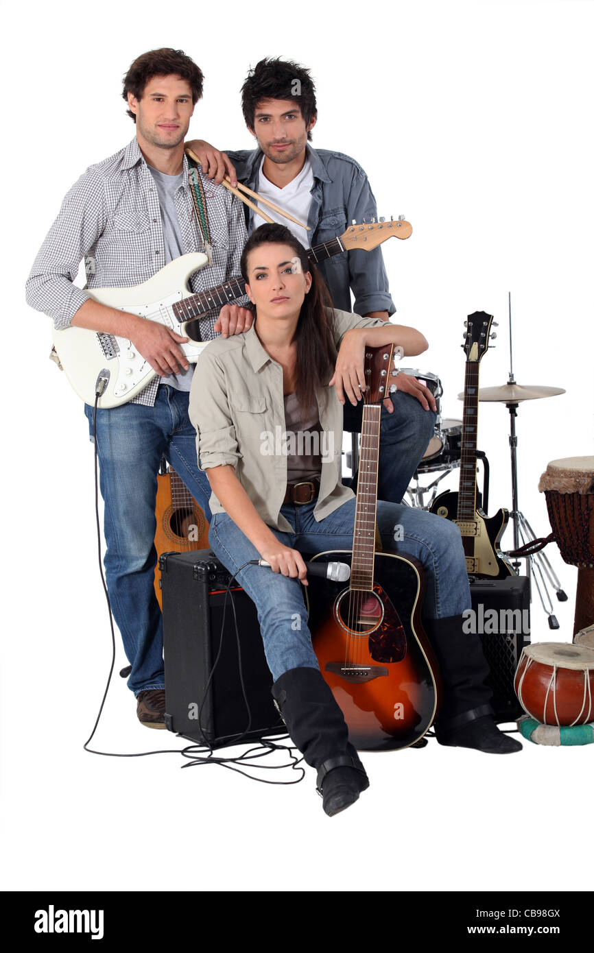 Una rock band che posano con i loro strumenti Foto Stock