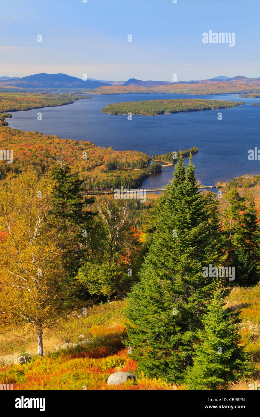 Mooselookmeguntic lago visto da altezza di terra a Appalachian Trail, Oquossoc, Maine, Stati Uniti d'America Foto Stock