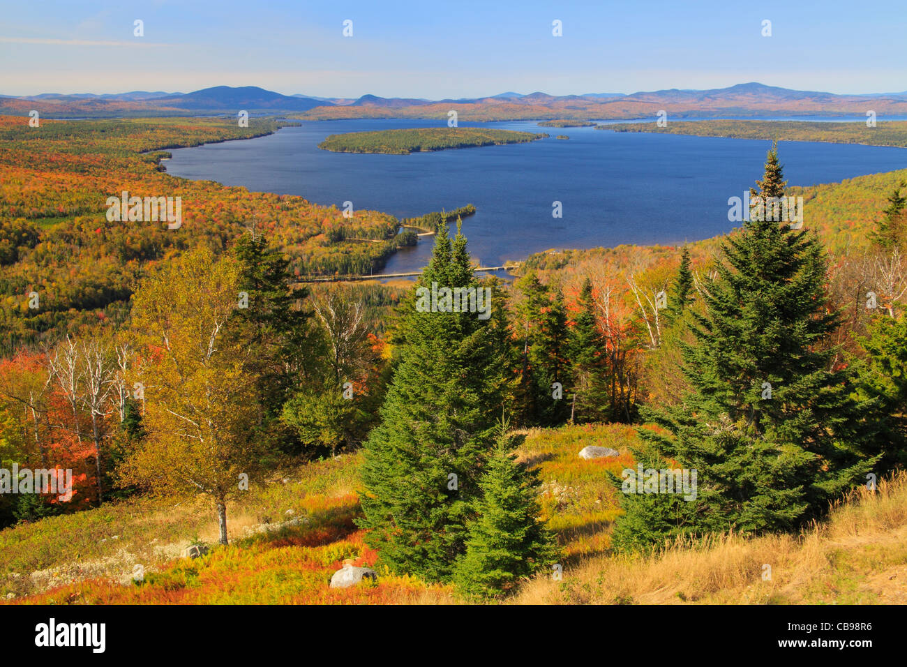 Mooselookmeguntic lago visto da altezza di terra a Appalachian Trail, Oquossoc, Maine, Stati Uniti d'America Foto Stock