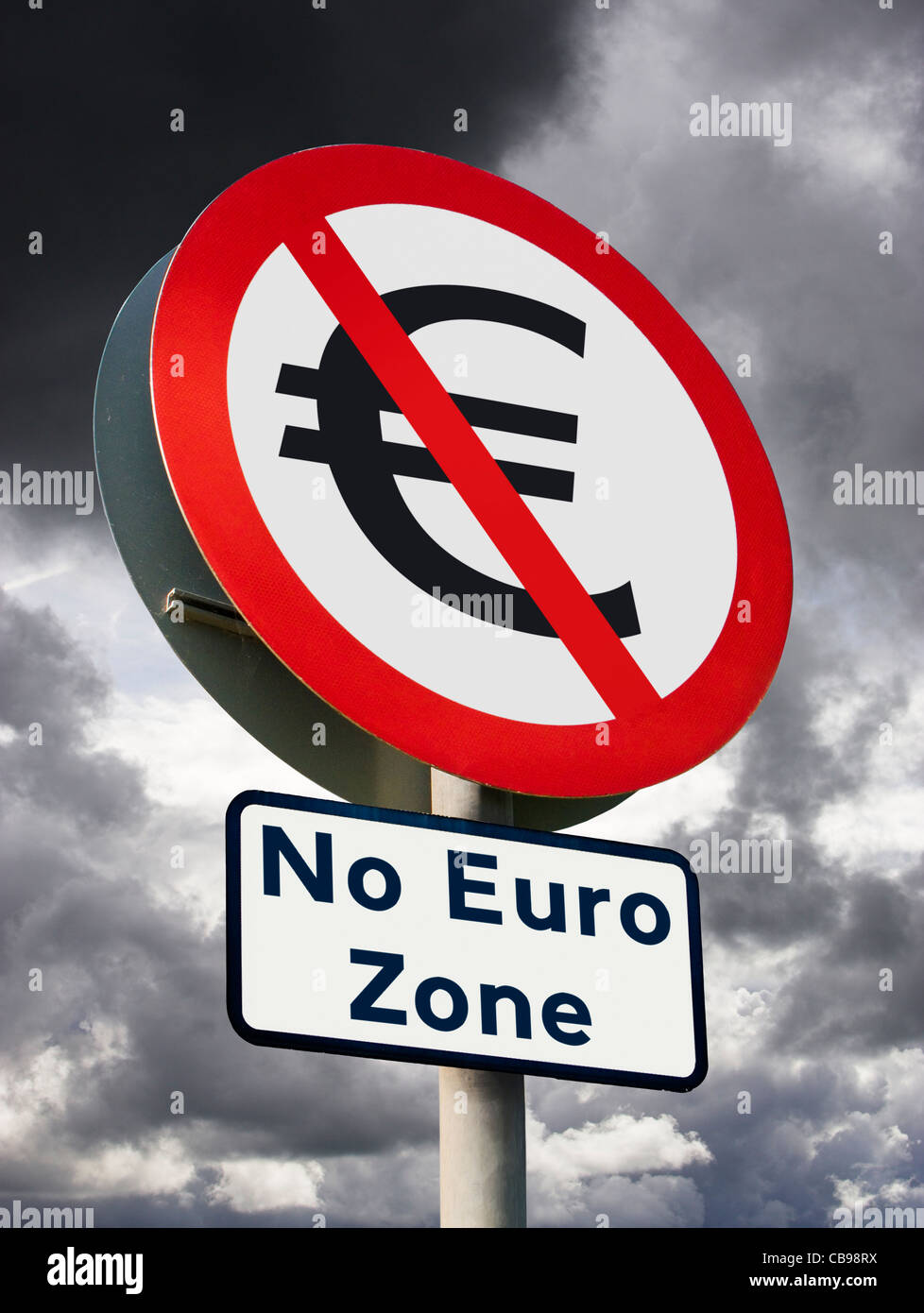 Fine della zona euro o moneta euro area rompere concetto contro un cielo tempestoso Foto Stock