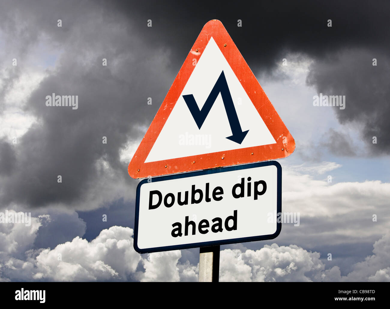 Double dip il concetto di recessione segno UK / Eurozona contro un cielo tempestoso Foto Stock