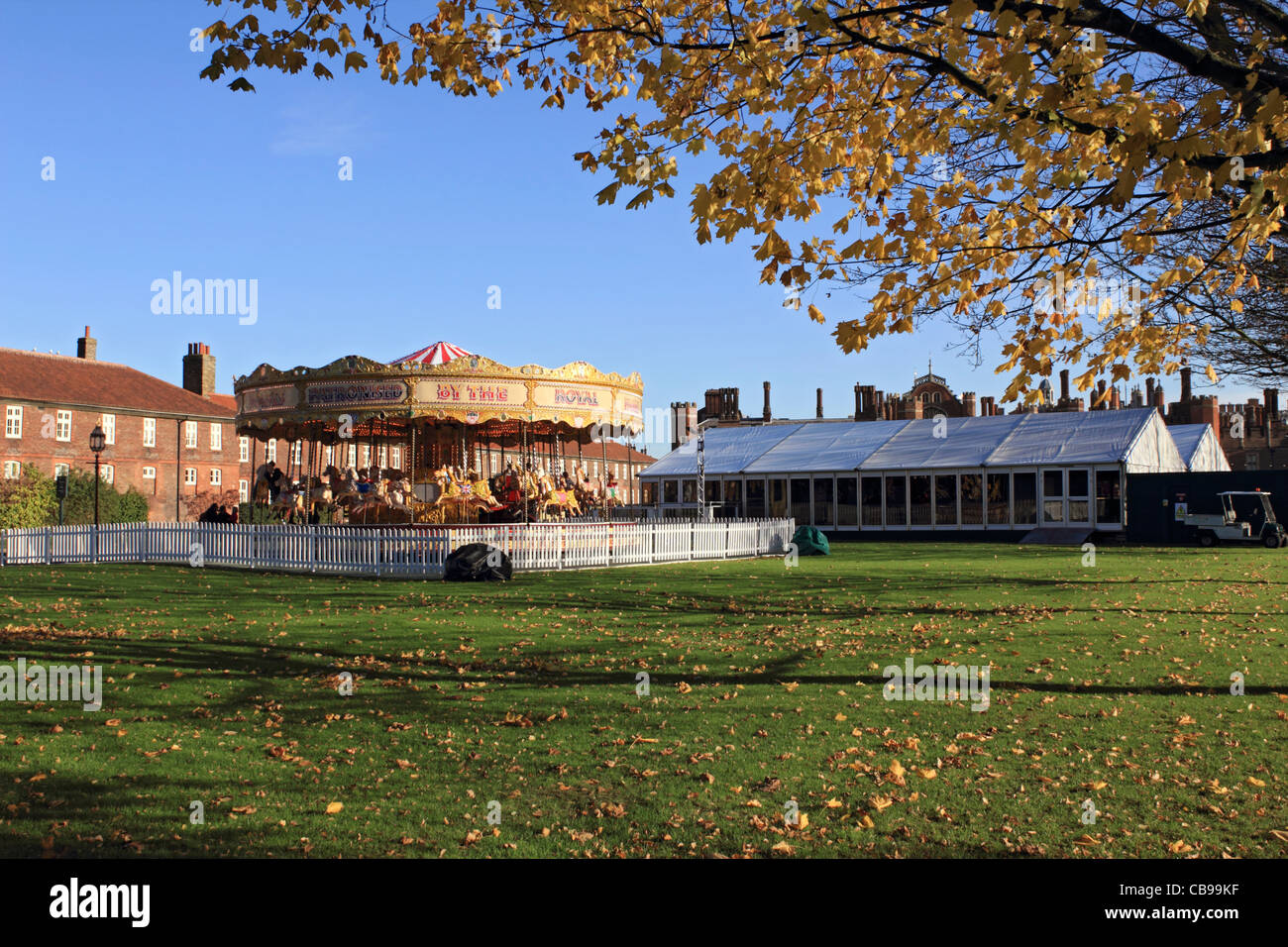 Giostra a Hampton Court Palace, Molesey Surrey in Inghilterra REGNO UNITO Foto Stock