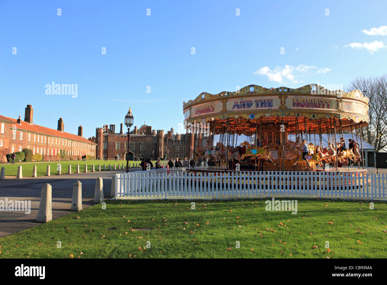 Giostra a Hampton Court Palace, Molesey Surrey in Inghilterra REGNO UNITO Foto Stock