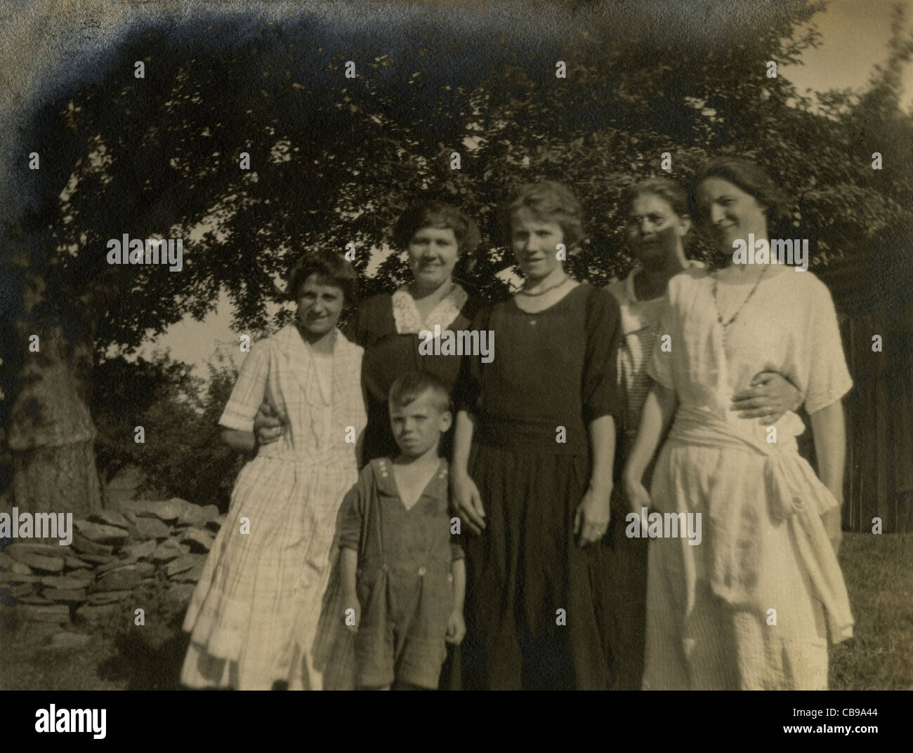 Circa 1910s fotografia di gruppo delle donne e un ragazzo in ritardo abito Vittoriano. Foto Stock
